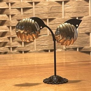 Vintage Monet Earrings 🐚